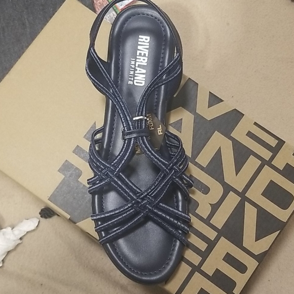 Lady's Riverland Infinite Sandals sizes 6,7,8,9,10 - Picture 2 of 4